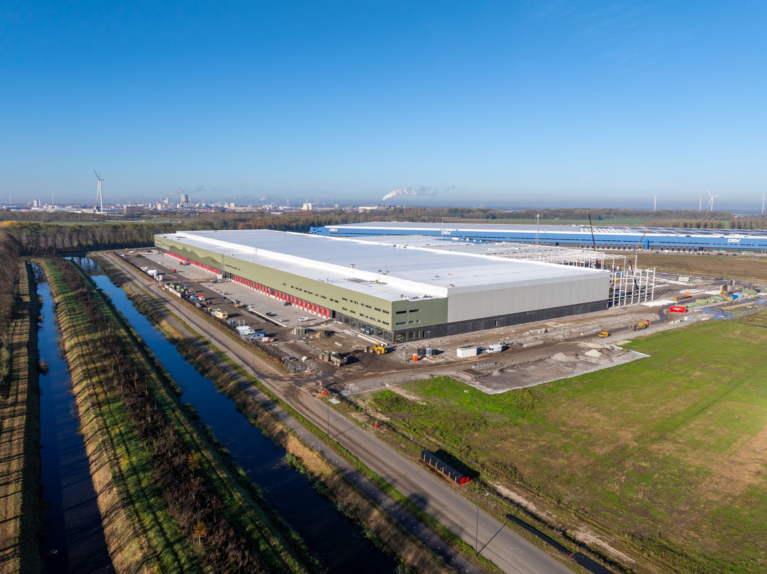 Luchtfoto van het nieuwe distributiecentrum van Van der Helm Logistics op Logistiek Park Moerdijk