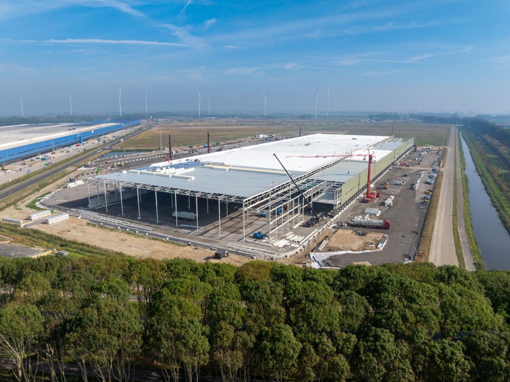 Het distributiecentrum van Van der Helm Logistics in Moerdijk gezien vanuit de lucht